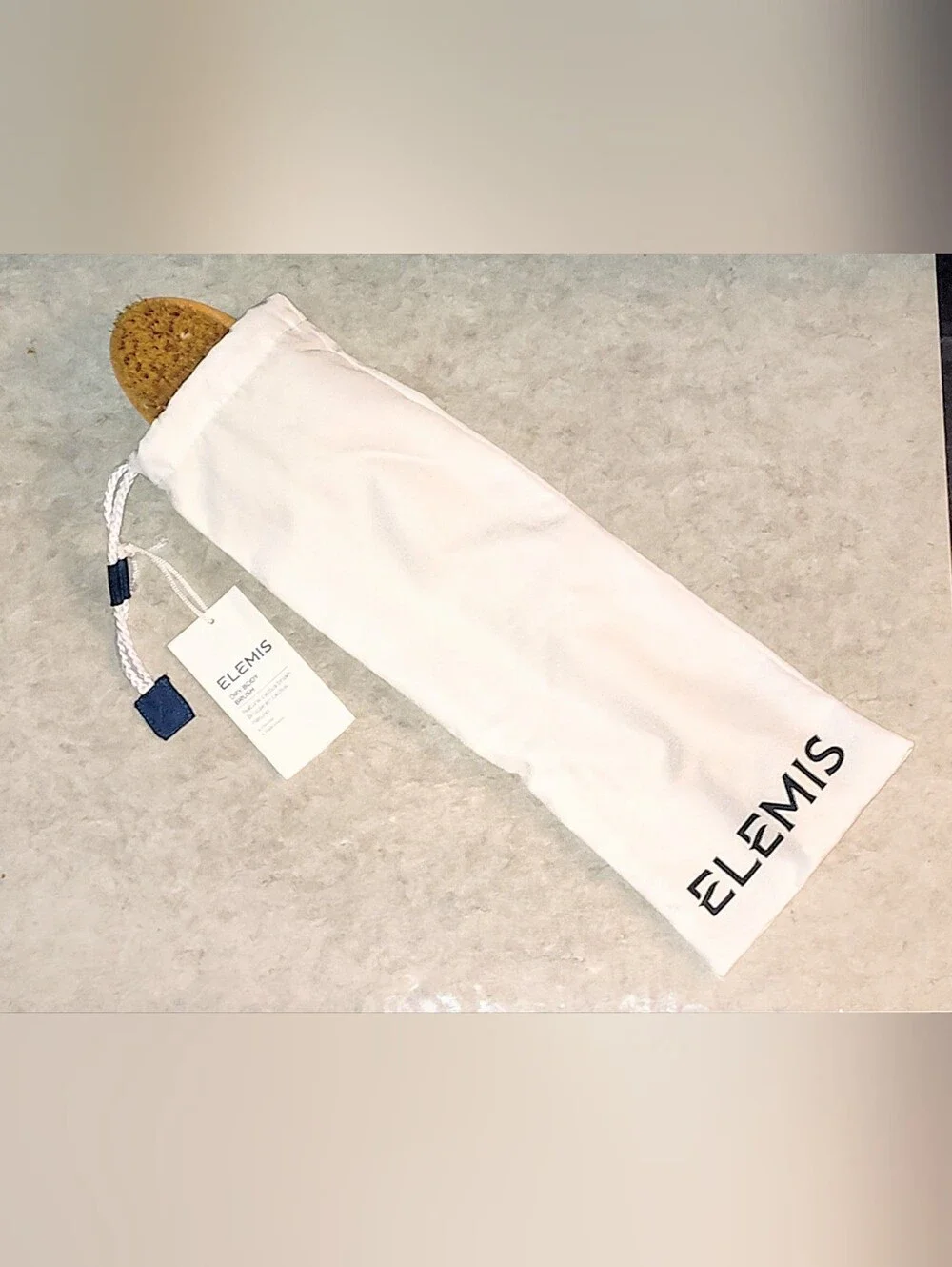 NWT ELEMIS BODY DETOX LONG HANDLE EXFOLIATING DRY BODY BRUSH WITH STORAGE BAG.